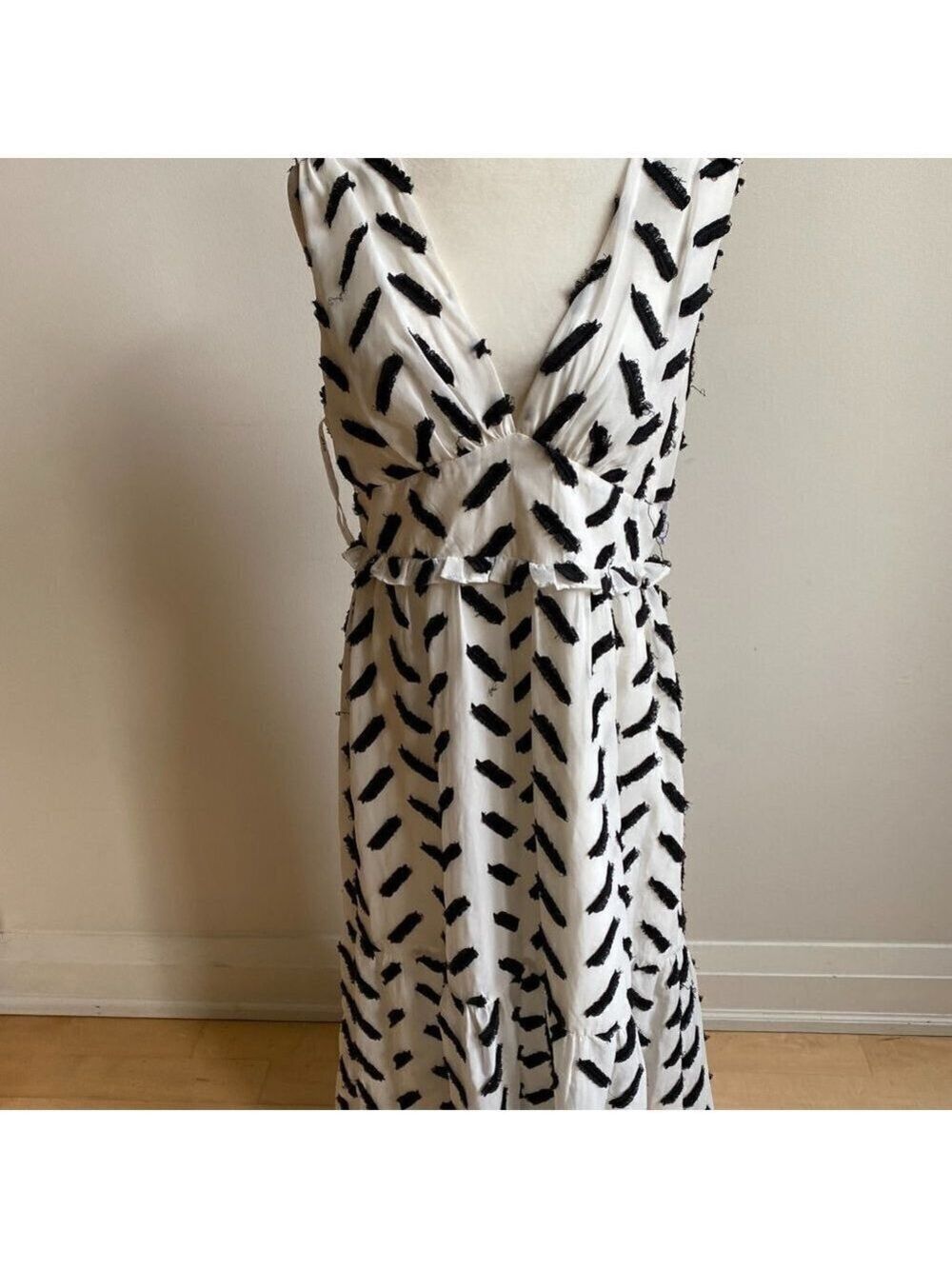Ali + Jay A-line embroidered dress BNWOT sz Large black white ruffle hem - Picture 3 of 10
